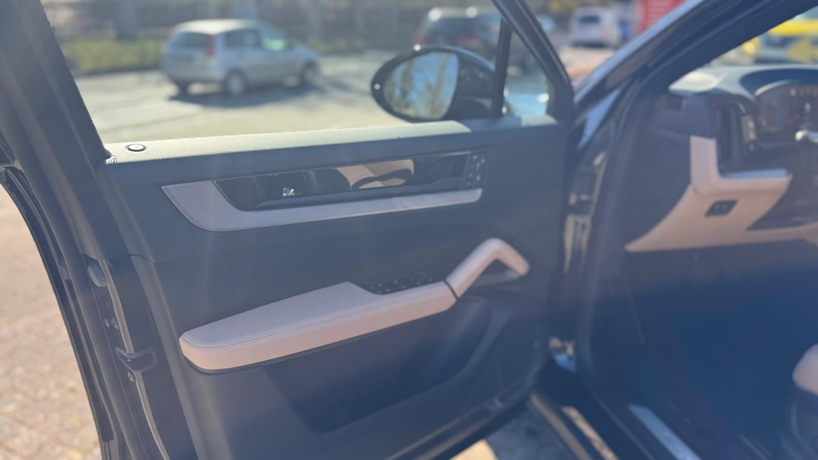 Porsche Cayenne Hybrid Coupe thumbnail 3