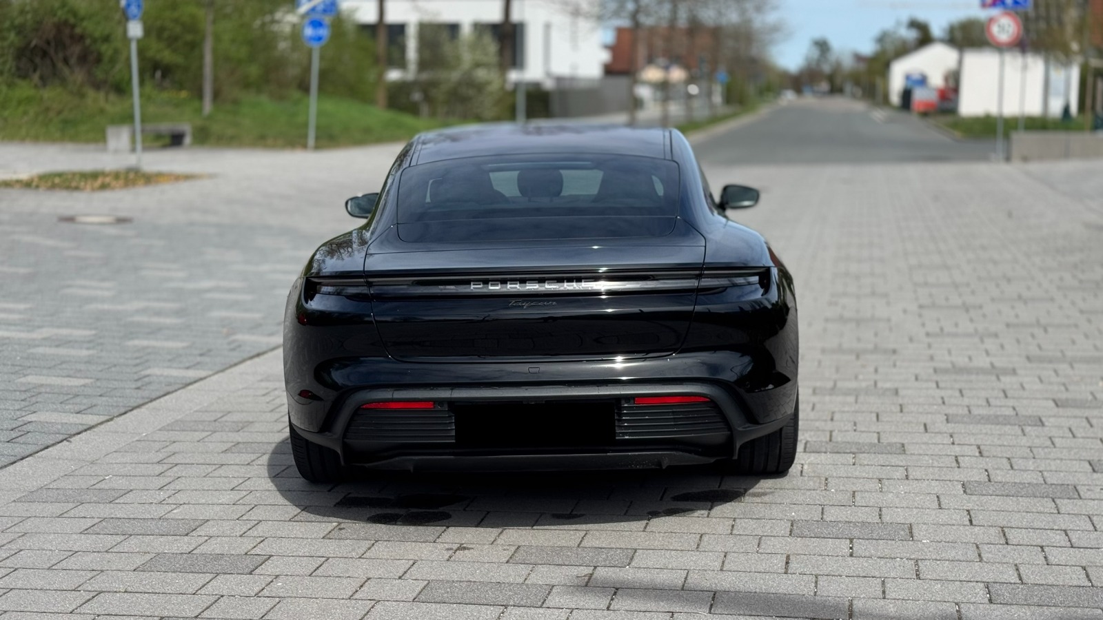 Porsche Taycan thumbnail 9