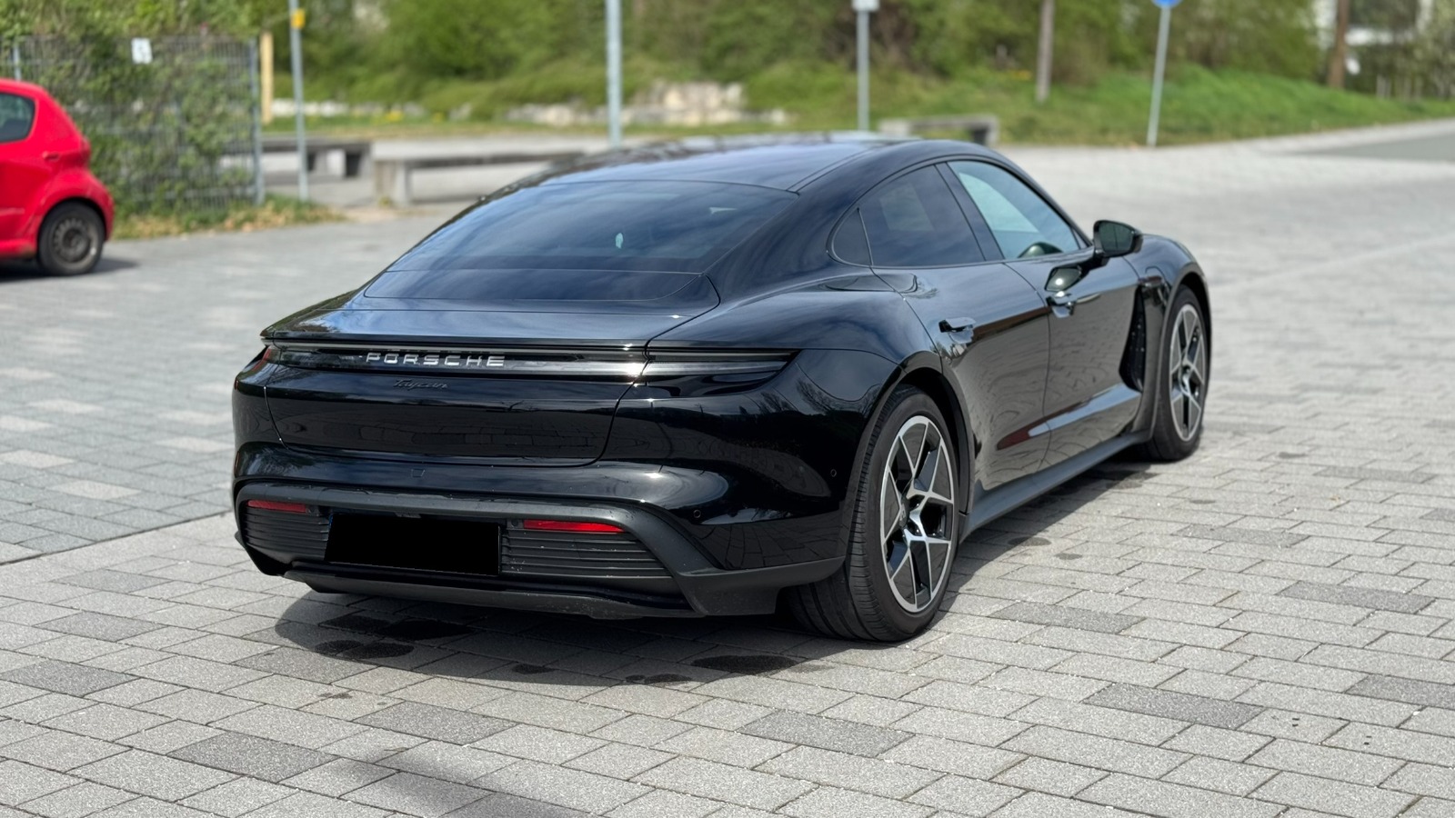 Porsche Taycan thumbnail 11