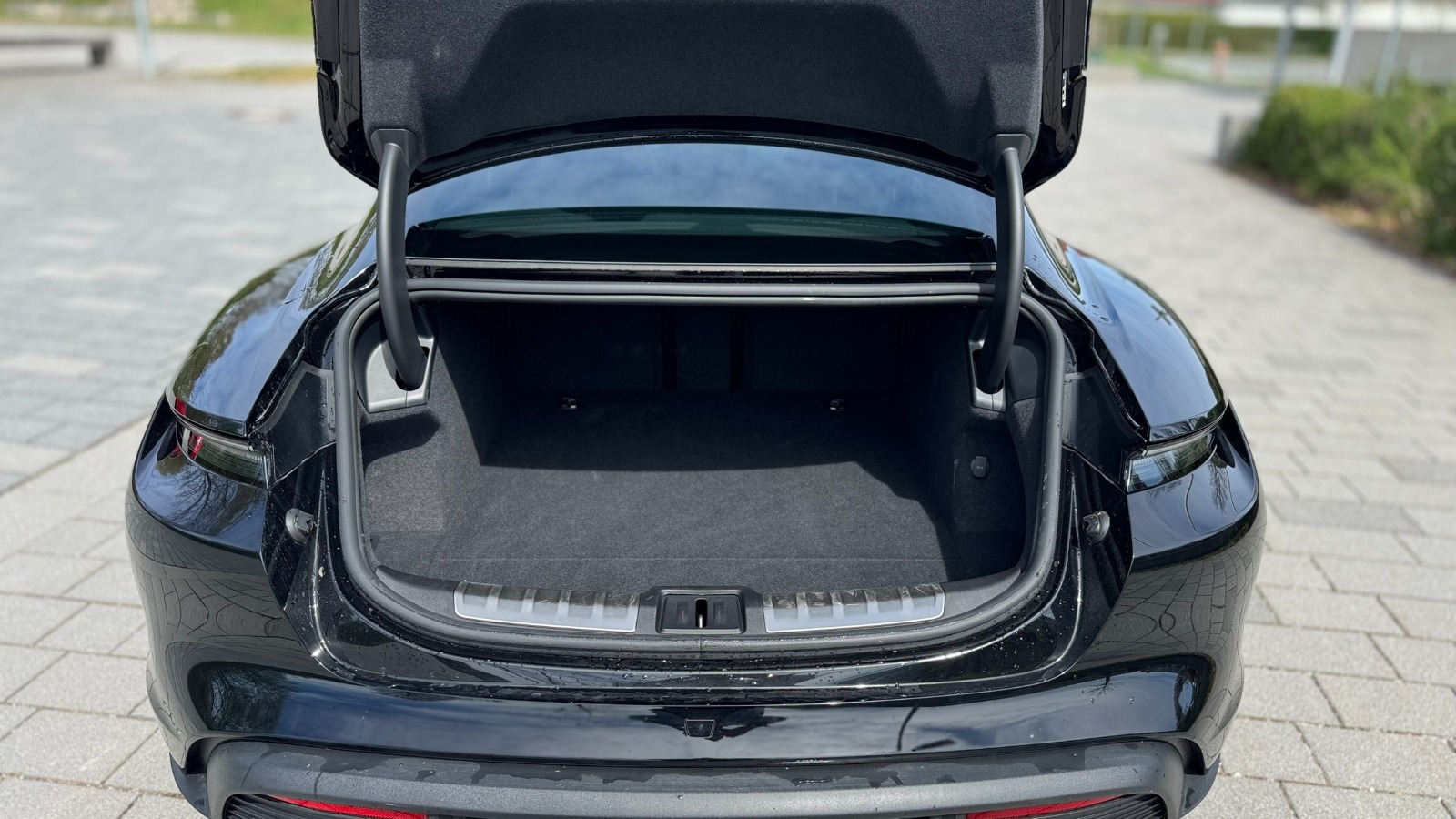 Porsche Taycan thumbnail 10