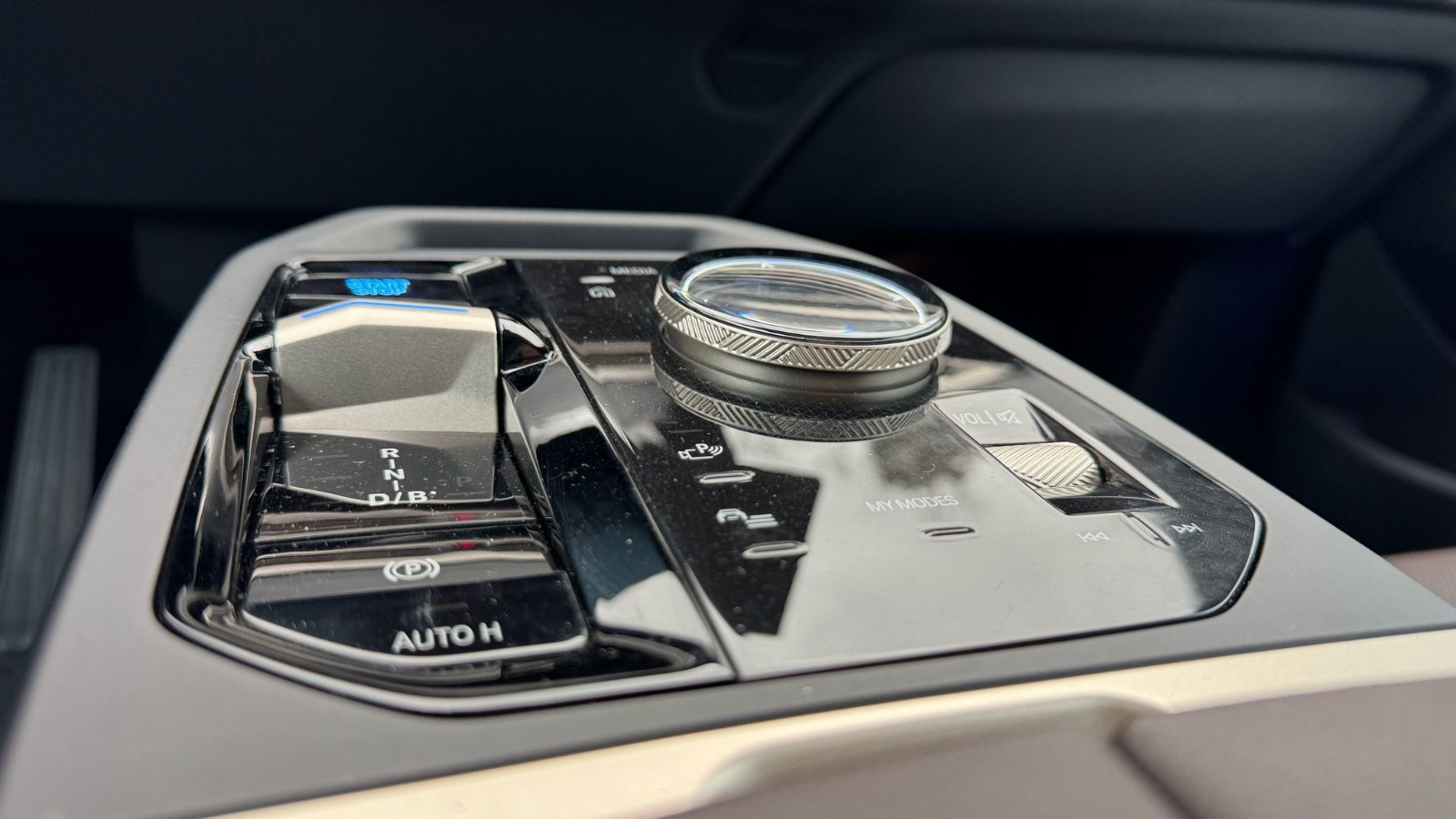 BMW iX xDrive40 thumbnail 6